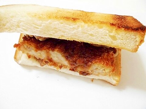 豚タンとコロッケの　トーストサンド